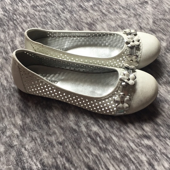 Off-white Dress Flats with Flowers - Picture 2 of 5